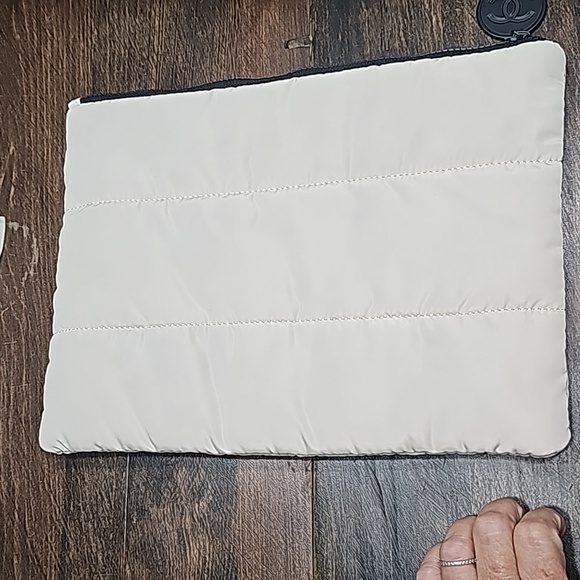 CHANEL Puffer Makeup travel bag - Picture 3 of 4